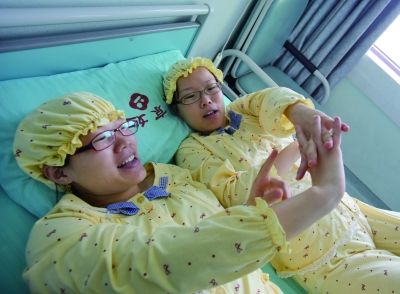 生完寶寶后姐妹倆在床上聊天。