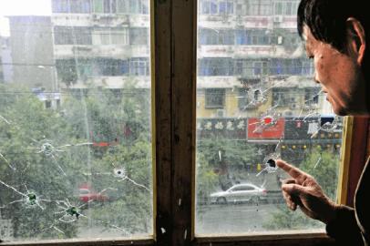 10月17日，朱先生家窗戶被擊穿。