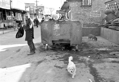 昨日，村民在通州區(qū)馬駒橋的這個(gè)垃圾箱旁，發(fā)現(xiàn)一被棄男嬰，急救人員趕到后確認(rèn)男嬰已死亡。新京報(bào)記者 黃月 攝