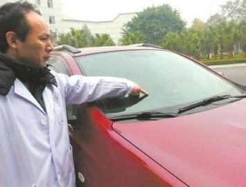 唐中山的車玻璃被醉酒男子砸壞。