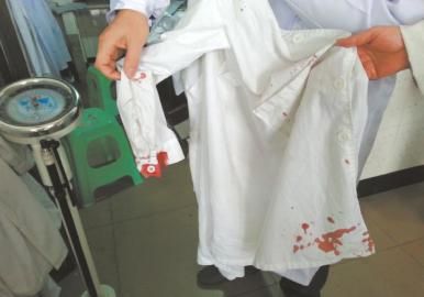 受傷醫(yī)生的衣服上血跡斑斑。
