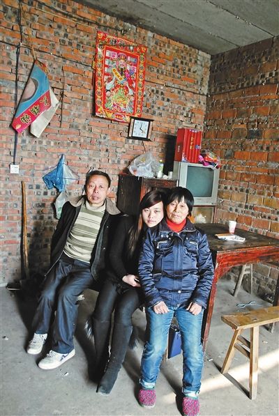 超生女謝先梅(中)、養(yǎng)父謝運(yùn)才（左）、謝運(yùn)才的嫂子唐富秀