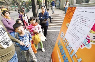 昨日，中華路小學(xué)貼出告示，提醒家長(zhǎng)不要相信傳言。