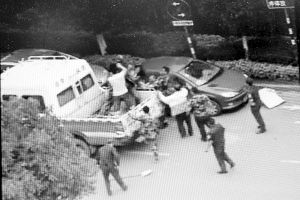 沖突現(xiàn)場，協(xié)管員揮拳打向女商販 視頻截圖