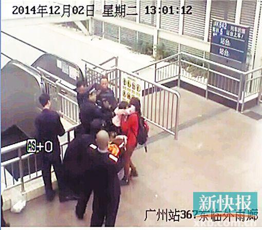 民警果斷將孩子救下,并控制跳樓男子。 通訊員圖(視頻截圖)