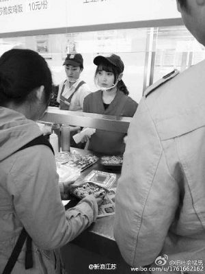 有人排隊(duì)來看“食堂女神” 有人排隊(duì)來看“食堂女神”