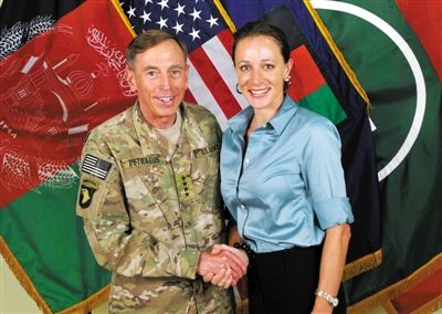 北約公布的一張彼得雷烏斯和布羅德韋爾握手的照片。