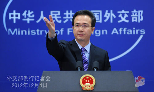 外交部發(fā)言人洪磊主持例行記者會(huì)。