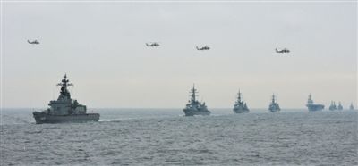 2012年10月14日，日本海上自衛(wèi)隊舉行閱艦式。2013年，日本自衛(wèi)隊時隔11年首增防衛(wèi)預(yù)算。資料圖片