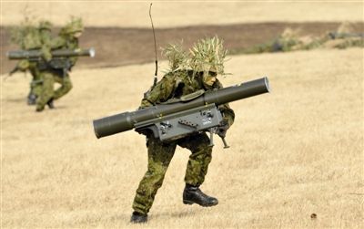 “作戰(zhàn)” 1月13日，日本自衛(wèi)隊一隊員在新年軍演中手持武器，發(fā)動進攻。媒體尚未公布1月22日的美日聯(lián)合軍演圖片。