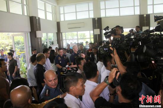 　　6月1日，菲律賓內(nèi)政部長羅哈斯在菲國家警察部隊司令普里斯馬等人陪同下召開記者會，介紹環(huán)球城公寓樓