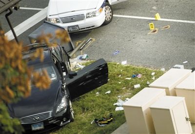 沖擊白宮圍欄的黑色轎車。 沖擊白宮圍欄的黑色轎車。