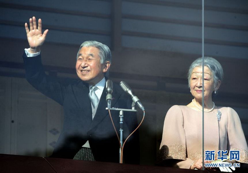 當(dāng)?shù)貢r(shí)間12月23日，在位于日本東京的皇宮，日本明仁天皇向民眾致意。