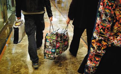 5月2日，馬航乘客家屬離開麗都飯店。當(dāng)日，麗都飯店二層家屬區(qū)正式關(guān)閉，大部分家屬返鄉(xiāng)。