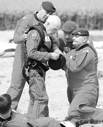 89歲的赫頓再次于70年前同一地點(diǎn)參加雙人跳傘。