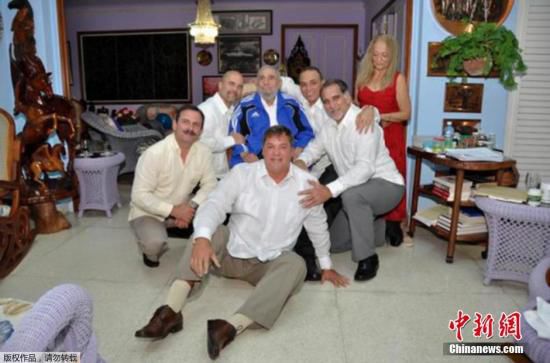 當(dāng)?shù)貢r間2015年2月28日，古巴哈瓦那，古巴前領(lǐng)導(dǎo)人菲德爾·卡斯特羅接見被美國釋放的5名間諜合影。