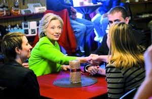 在宣傳片中，希拉里熱情地與三名“普通美國(guó)人”交談。