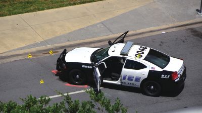 被槍手擊中的警車(chē)。新華社發(fā)