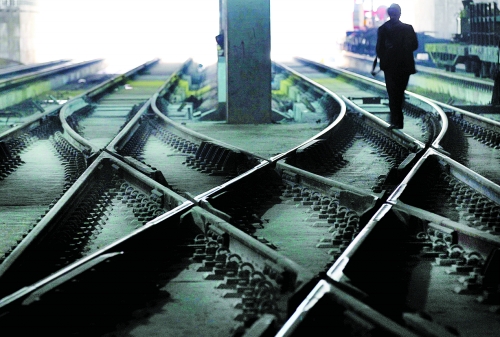 ▲鄭州地鐵1號(hào)線(xiàn)醫(yī)學(xué)院站，地下18米縱橫交錯(cuò)的鐵軌伸向遠(yuǎn)方。