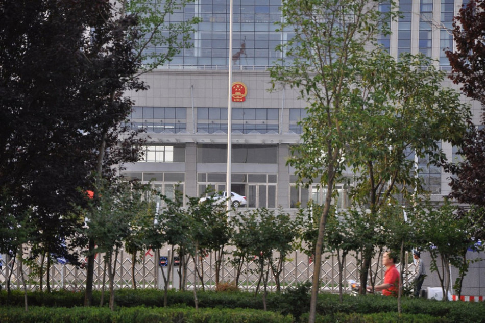 　　圖為魏都區(qū)政府門前的國(guó)徽和隱約的“為人民服務(wù)”字樣。來源：光明網(wǎng)