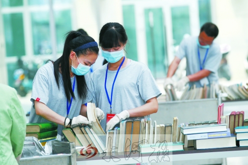 工作人員正在忙著整理書籍,逐一登記、歸類。