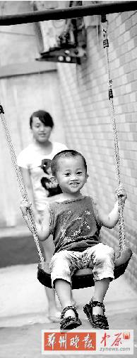 張麗梅說(shuō)，兒子的每張笑臉，都會(huì)讓自己看到希望。