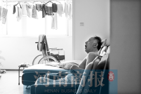 金老先生因偏癱生活不能自理，鄰居說，平時經(jīng)?？吹阶o工和老人的弟弟前來照顧 實習(xí)生 唐韜/攝