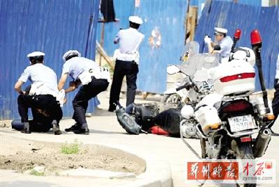 　一名歹徒被抓獲，另一名歹徒持槍劫持了一名門衛(wèi)。