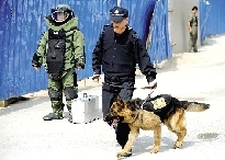 排爆專家、警犬在現(xiàn)場待命。
