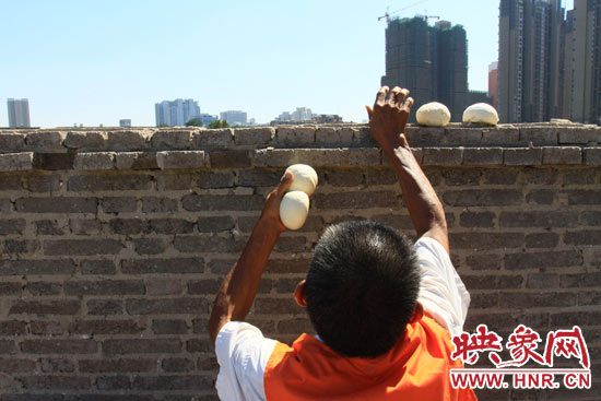 圖為老王在取曬干的饅頭。