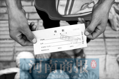 百花路附近的瓜農(nóng)宋師傅交完衛(wèi)生費(fèi)后收到一張收據(jù)，但沒有收款單位