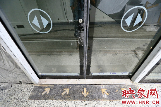 地鐵上下車提示標(biāo)志 地鐵上下車提示標(biāo)志