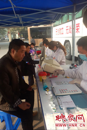 上午10時(shí)許，幾位市民在河南省人民會堂門口獻(xiàn)血