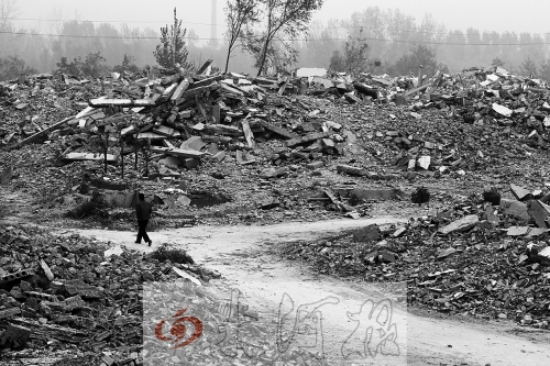 綠城街頭，海量的建筑垃圾令人觸目驚心。