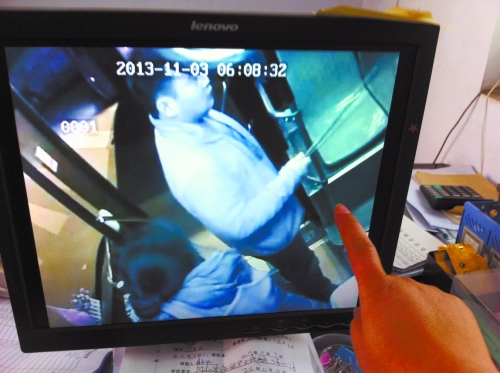 鄭州女公交車長遭歹徒卡脖索錢 公司欲為其頒發(fā)委屈獎(jiǎng)