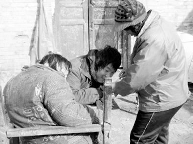 去年年初，武文英和雙胞胎腦癱兒子。圖片來源/《周口晚報》