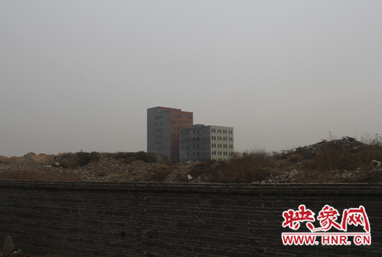 一墻之隔，但內(nèi)外環(huán)境卻截然不同