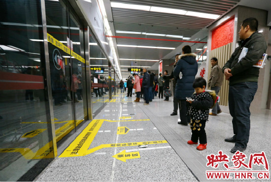 小朋友在等候區(qū)內(nèi)等待地鐵。