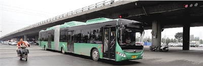 昨日上午，一輛B3快速公交測(cè)試車(chē)行駛在西三環(huán)的線路上。