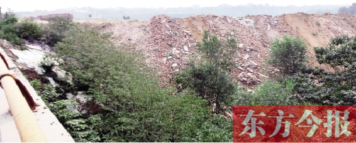 鄭州賈魯河一處河段變身“垃圾溝” 汛期或?qū)⒁闉? alt=