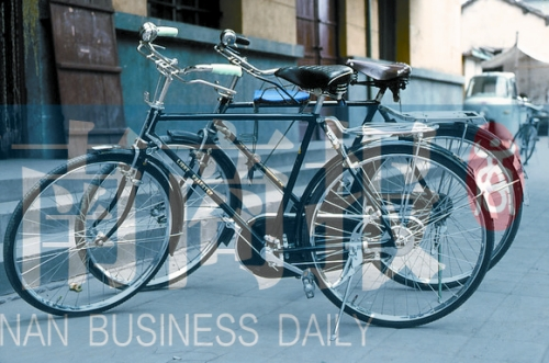 自行車是那時(shí)最時(shí)髦的交通工具，路邊清一色是“飛鴿牌”