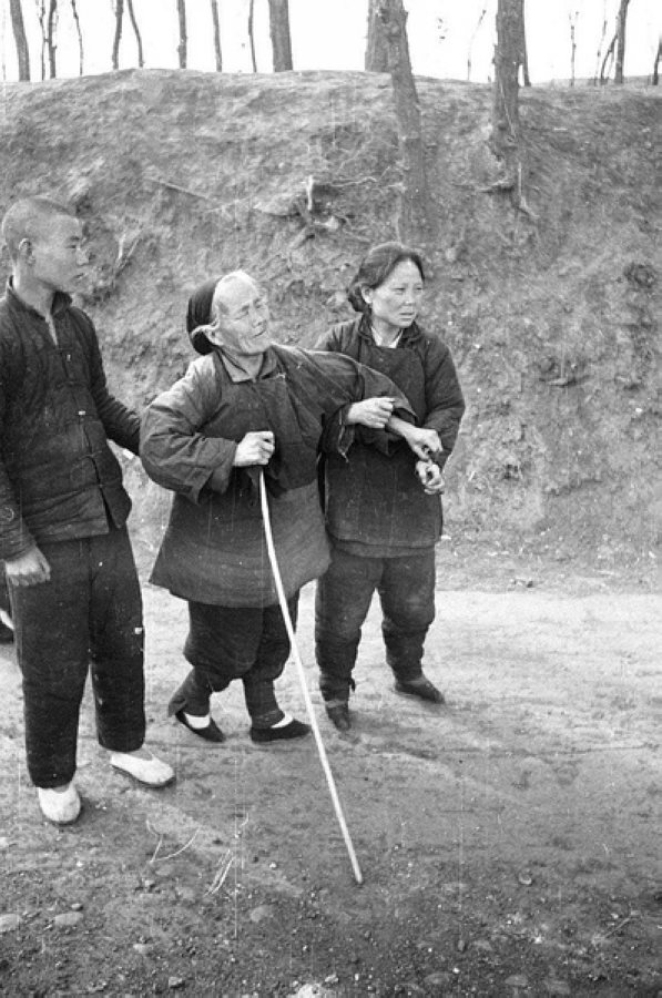 災民，看到左側年輕人的白鞋，應該是剛死去親人