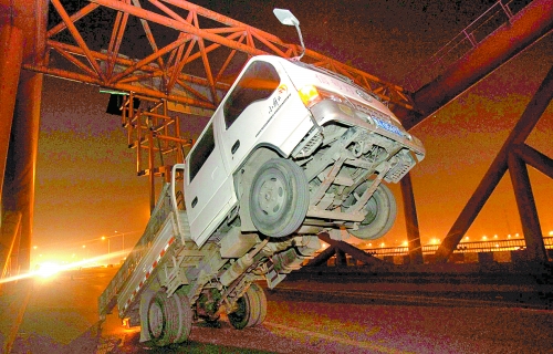 　車上升降機的工作臺被卡，車身前部高高翹起。