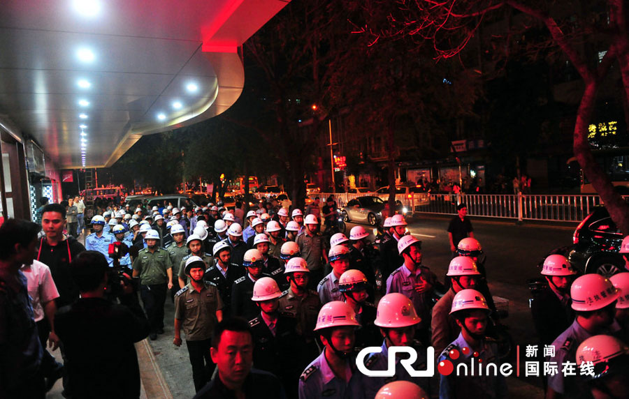 2012年12月26日晚，海南省三亞市，三亞市綜合行政執(zhí)法局河西大隊近百名城管上街執(zhí)法。