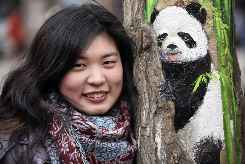　3月1日，在河北省石家莊市九中街，王月與她的“樹洞畫”作品拍攝合影。