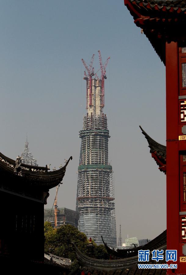 在上海豫園遠眺在建的國內(nèi)第一高樓“上海中心”（4月11日攝）。