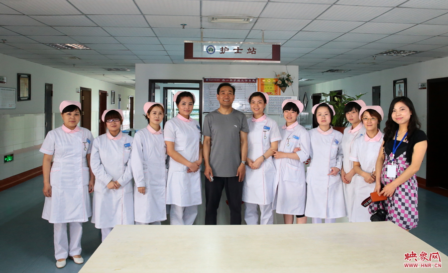 護(hù)士們得知采訪的記者是來自河南，非要一起合影留念