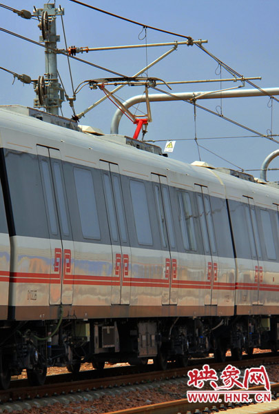 調(diào)試中的地鐵，電線已經(jīng)抬起充電