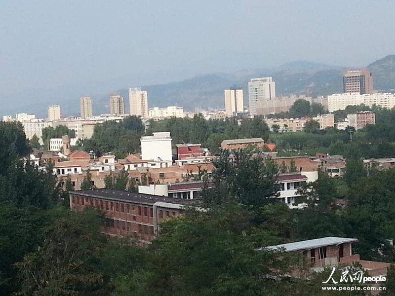 圖為盧氏縣委的土坯辦公房在高樓林立的縣城很不起眼。圖片來源：人民網(wǎng)