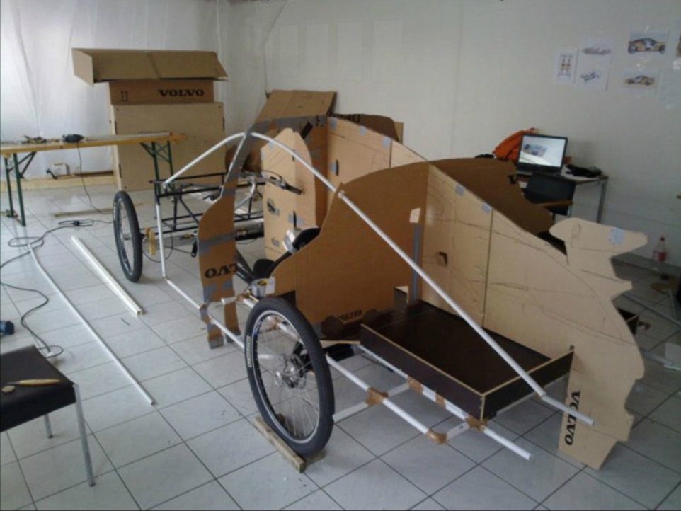 澳牛人用紙板做成保時(shí)捷被收入博物館 澳牛人用紙板做成保時(shí)捷被收入博物館